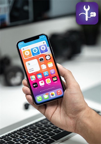 Mano sosteniendo un celular con aplicaciones móviles abiertas