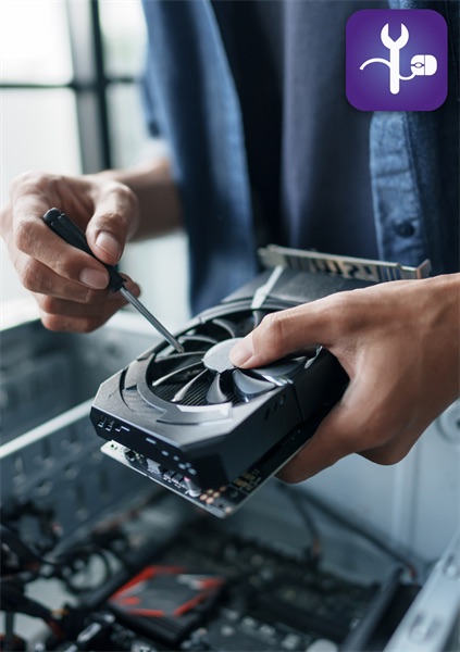 Técnico realizando mantenimiento de hardware a un computador